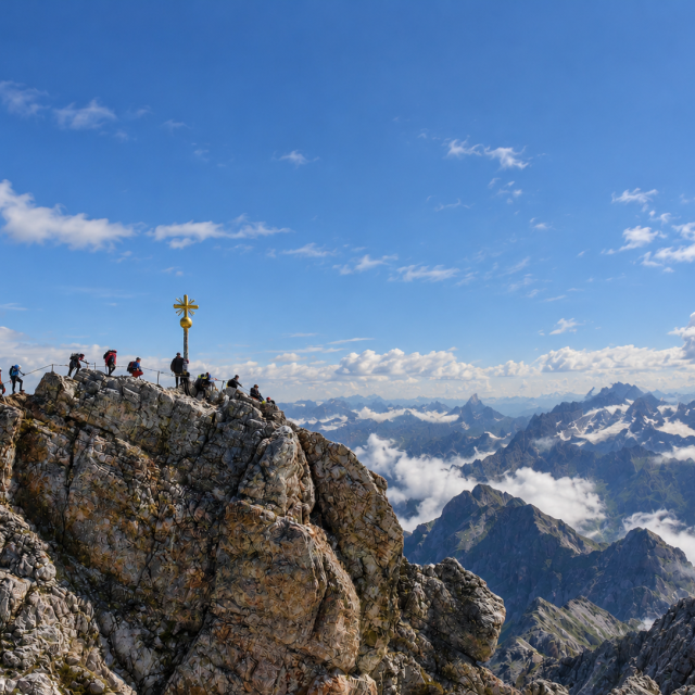 Alpenpanorama met gouden topkruis