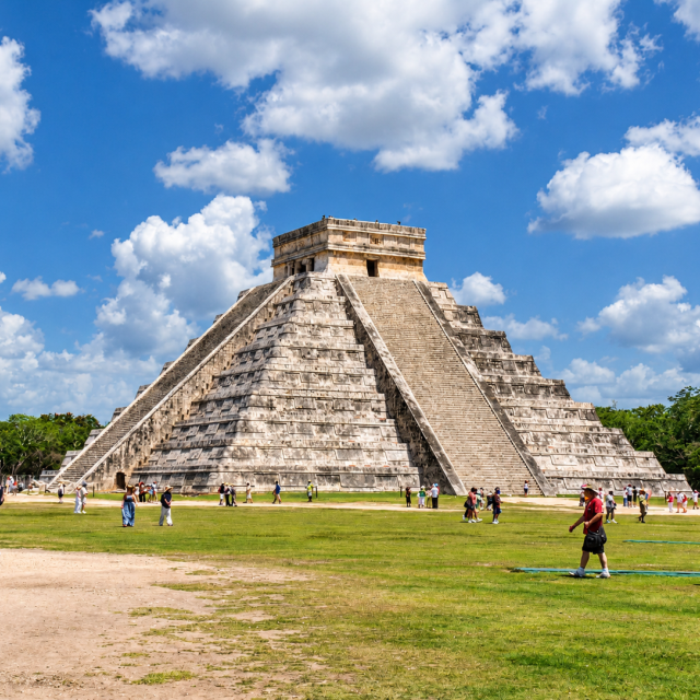Chichen Itza onder een wolkenrijke hemel