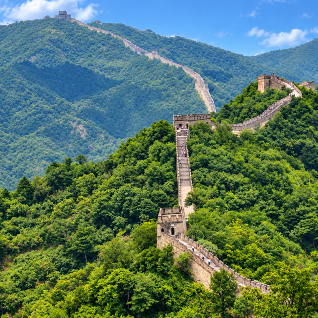 De Chinese Muur door groene bergen