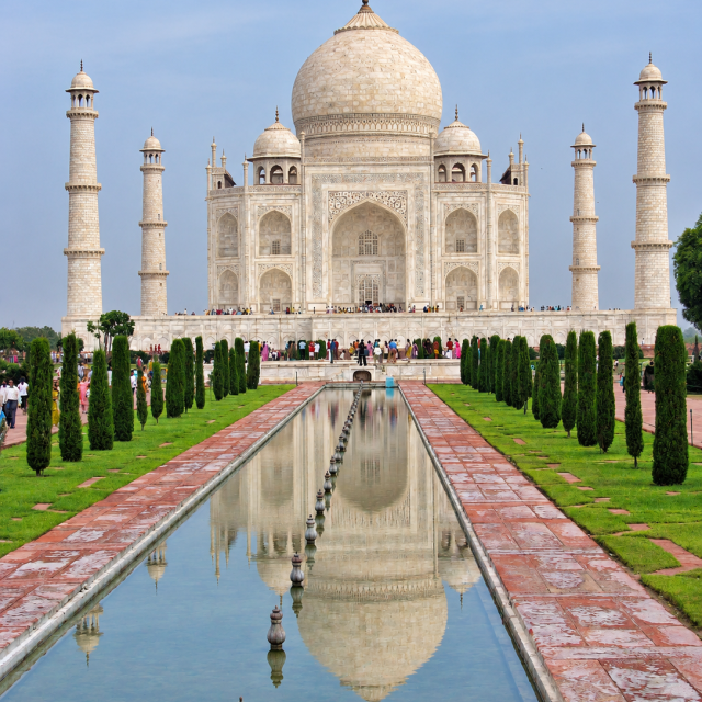 De Taj Mahal weerspiegeld in de vijver