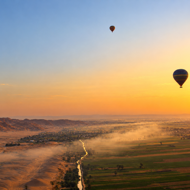 Gouden ballonvaart boven de vallei