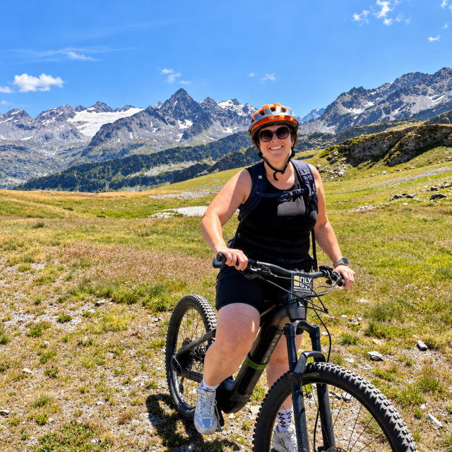 Vrolijke fietstocht door de Alpen