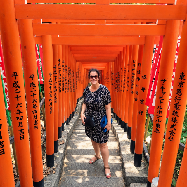 Vrouw in een tunnel van torii poorten